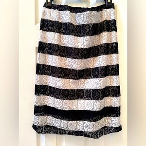 Elle Black/White Lace pencil skirt
